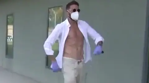 El show de Joaquín en el regreso a las instalaciones del Betis para hacerse los test de coronavirus El show de Joaquín en el regreso a las instalaciones del Betis para hacerse los test de coronavirus