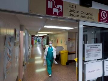 Una enfermera camina por el pasillo de entrada de la UCI del Hospital Morales Meseguer, en Murcia