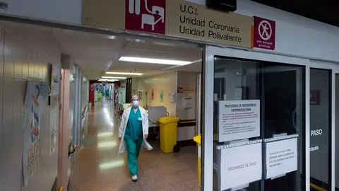 Una enfermera camina por el pasillo de entrada de la UCI del Hospital Morales Meseguer, en Murcia Una enfermera camina por el pasillo de entrada de la UCI del Hospital Morales Meseguer, en Murcia