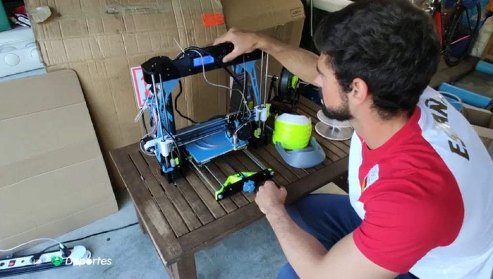 El piragüista Roi Rodríguez cambia la pala por la impresora para fabricar material sanitario ante el coronavirus