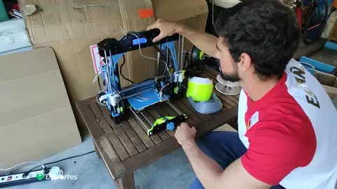 El piragüista Roi Rodríguez cambia la pala por la impresora para fabricar material sanitario ante el coronavirus El piragüista Roi Rodríguez cambia la pala por la impresora para fabricar material sanitario ante el coronavirus