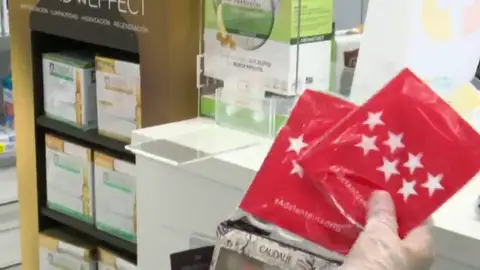1.700 mascarillas por minuto en el reparto gratuito en las farmacias de Madrid contra el coronavirus 1.700 mascarillas por minuto en el reparto gratuito en las farmacias de Madrid contra el coronavirus