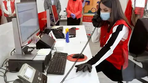 La reina Letizia visita sede de Cruz Roja Cruz Roja, Responde