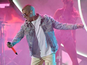 Bad Bunny durante su actuación en los Latin Grammy 2019