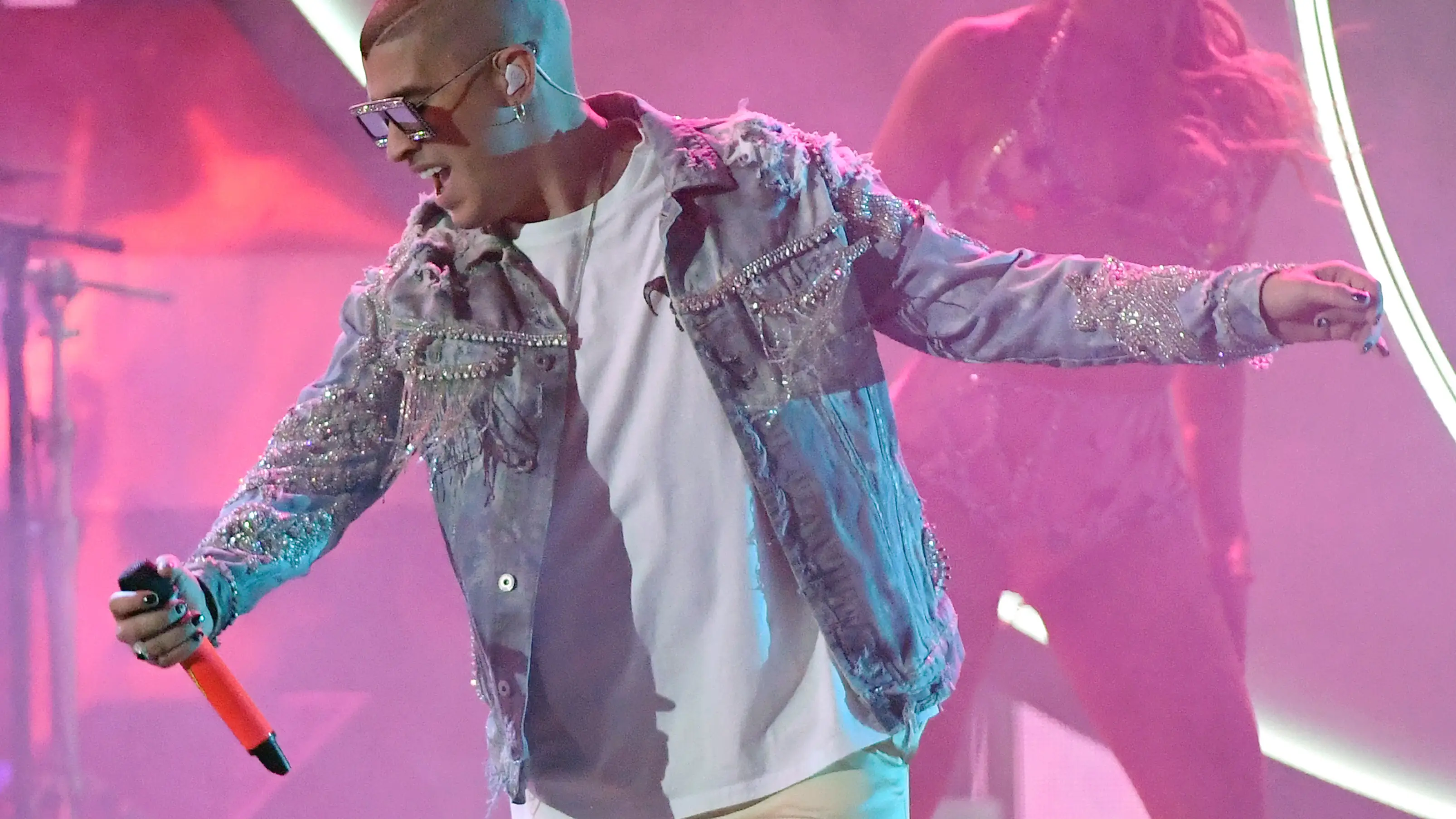 Bad Bunny durante su actuaci&oacute;n en los Latin Grammy 2019