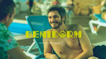 Xabier en la playa, en el cartel de 'Benidorm'