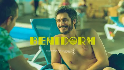 Xabier en la playa, en el cartel de 'Benidorm' Carteles oficiales