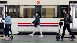 Usuarios del Metro de Valencia con mascarilla.