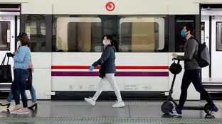 Usuarios del Metro de Valencia con mascarilla. Usuarios del Metro de Valencia con mascarilla.
