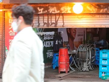 Un hombre pasa por delante de un bar en Sinchon, Seúl