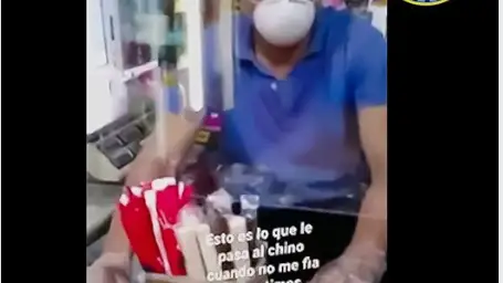 Im&aacute;genes del momento en el que el hombre se mofa del empleado