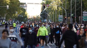 Gente pasea por Madrid con mascarilla