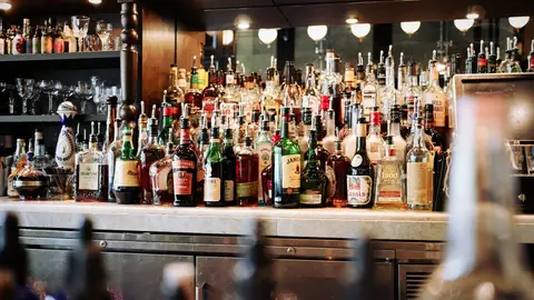 Bebidas alcohólicas en un bar