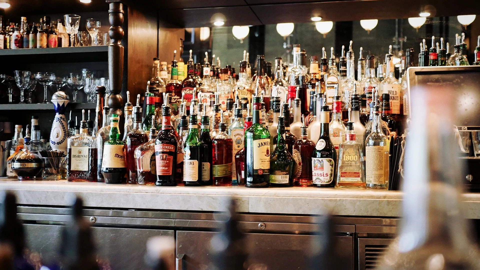 Bebidas alcohólicas en un bar Bebidas alcohólicas en un bar