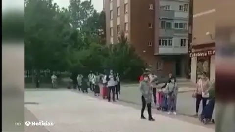 Una asociación de vecinos reparte comida para familias vulnerables afectadas por la crisis del coronavirus en Madrid Una asociación de vecinos reparte comida para familias vulnerables afectadas por la crisis del coronavirus en Madrid