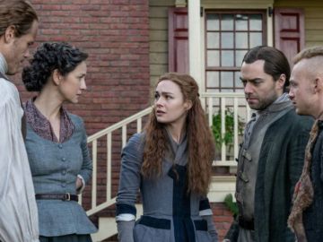 Sophie Skelton, Caitriona Balfe, Sam Heughan y Richard Rankin en 'Outlander'