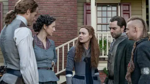 Sophie Skelton, Caitriona Balfe, Sam Heughan y Richard Rankin en 'Outlander' Sophie Skelton, Caitriona Balfe, Sam Heughan y Richard Rankin en 'Outlander'