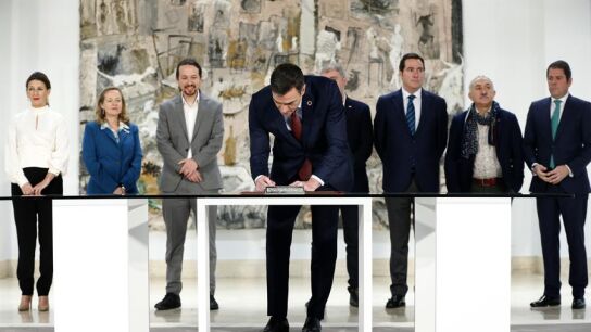 Pedro S&aacute;nchez durante la firma de la subida del SMI el pasado enero