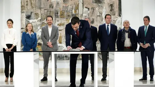 Pedro Sánchez durante la firma de la subida del SMI el pasado enero Pedro Sánchez durante la firma de la subida del SMI el pasado enero