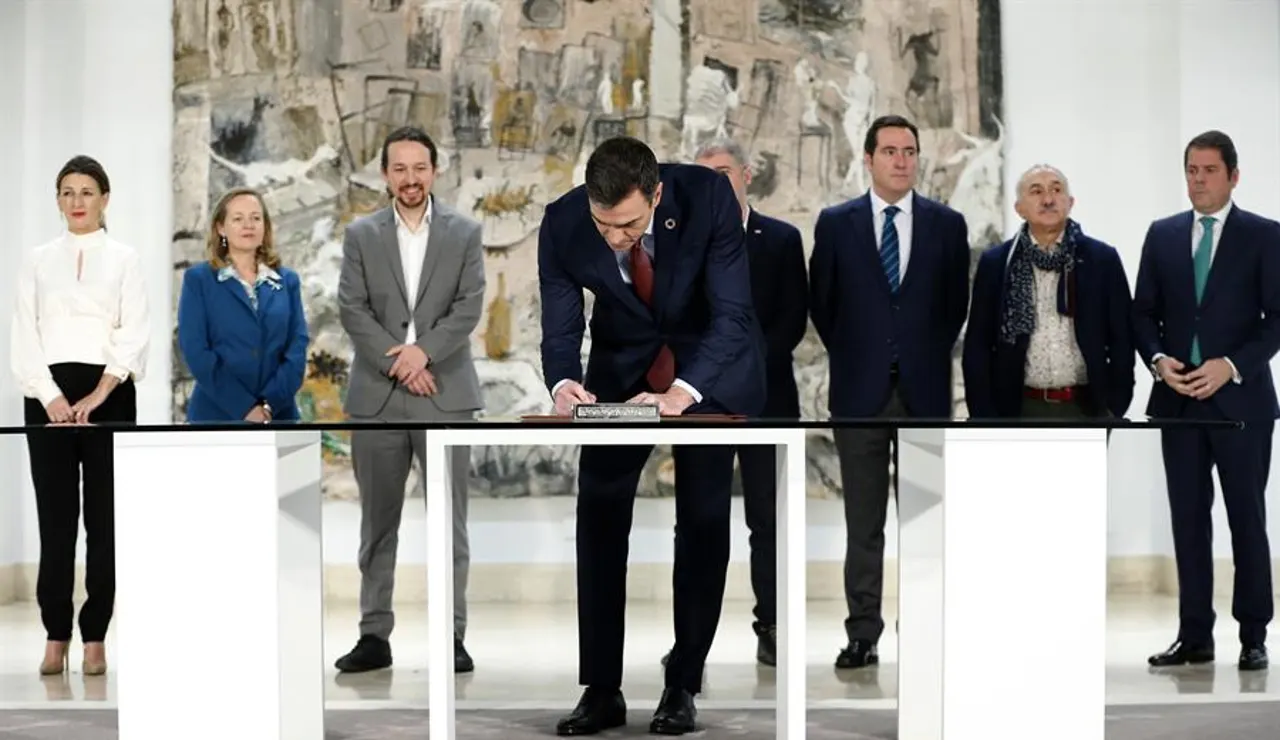 Pedro Sánchez durante la firma de la subida del SMI el pasado enero