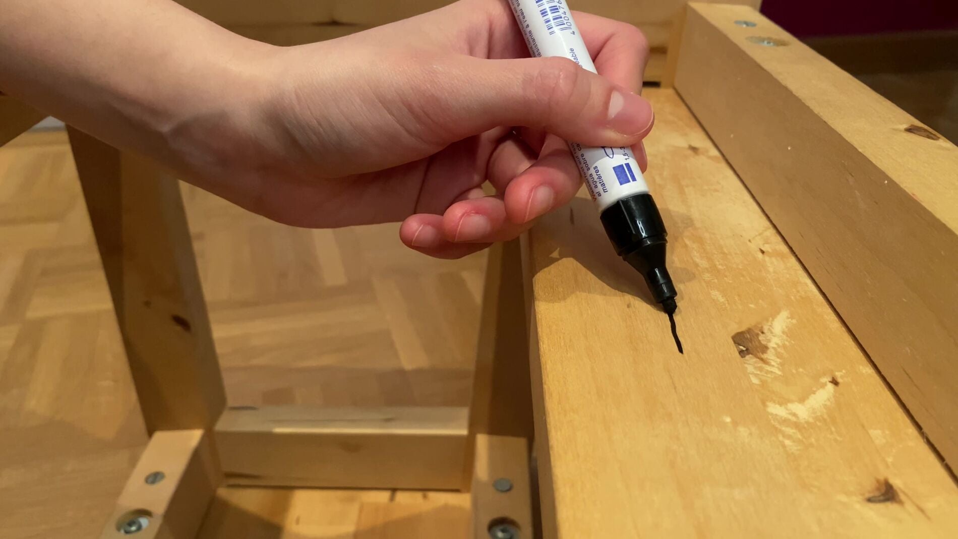 Madera pintada y sucia