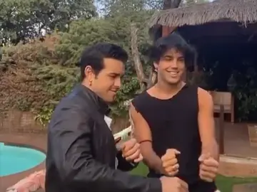 Mario Casas y su hermano Óscar bailando Mario Casas y su hermano Óscar bailando