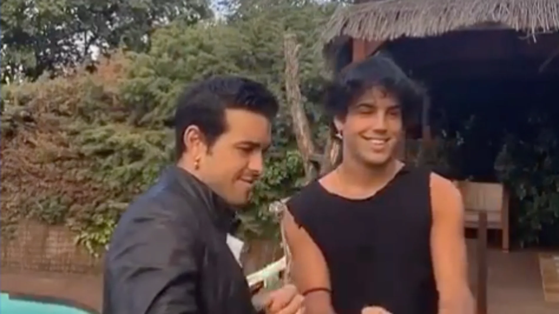 Mario Casas y su hermano Óscar bailando Mario Casas y su hermano Óscar bailando