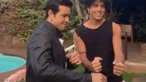 Mario Casas y su hermano Óscar bailando Mario Casas y su hermano Óscar bailando