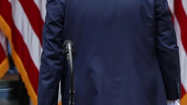 Donald Trump de espaldas Donald Trump de espaldas
