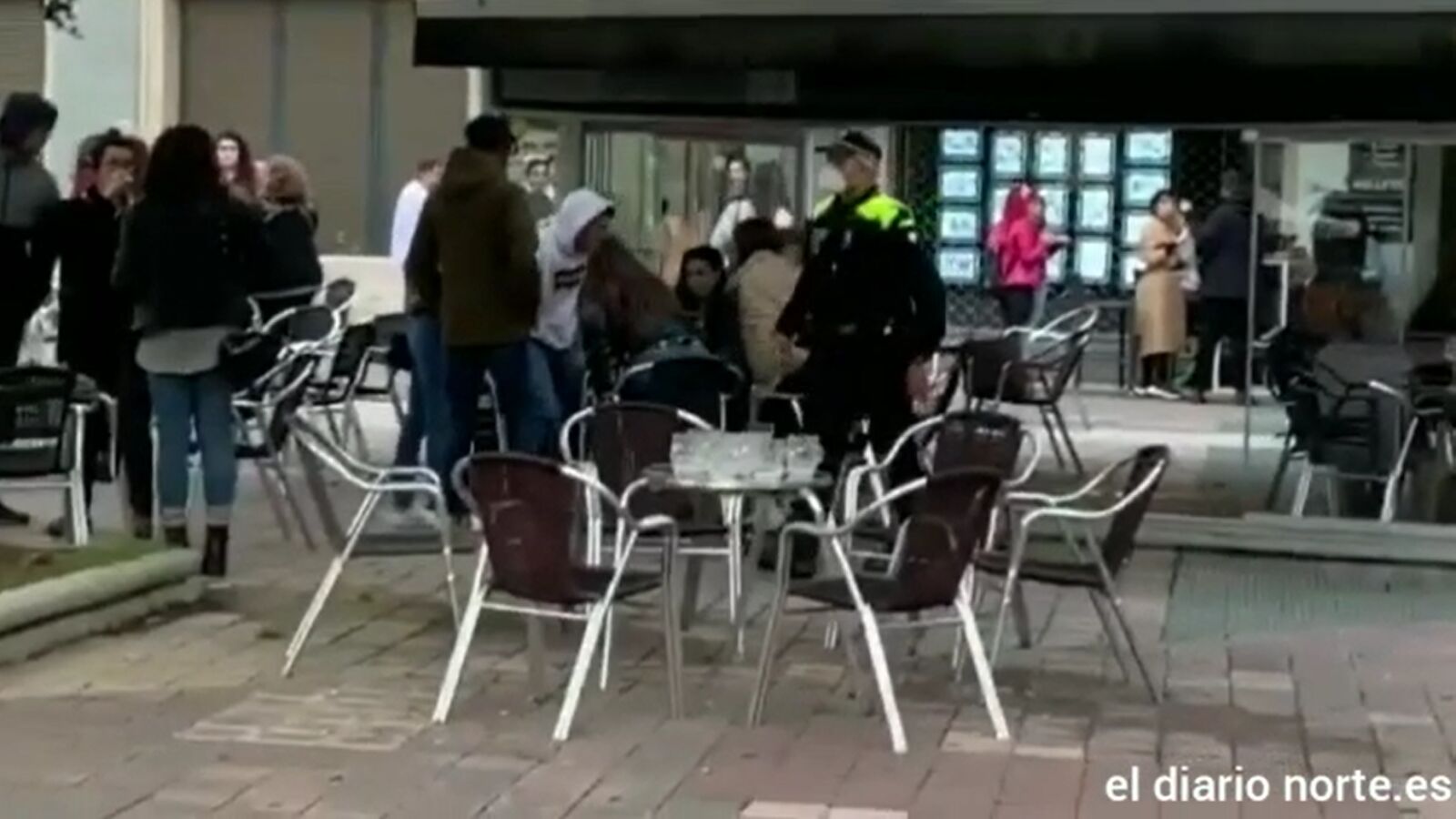 La Policía desaloja una terraza en Vitoria por no respetar el distanciamiento por el coronavirus 
