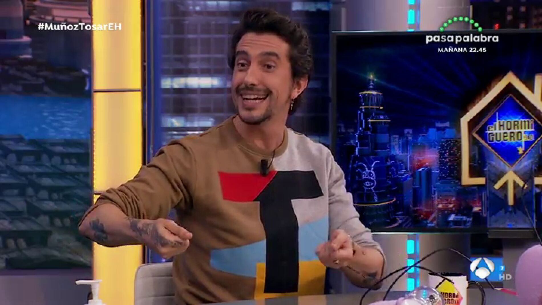 La fiesta m&aacute;s loca de Marron: lleno de vino y arranc&aacute;ndose la ropa a mordiscos