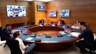 El presidente del Gobierno, Pedro S&aacute;nchez (d), preside la reuni&oacute;n del Consejo de Ministros celebrada el pasado viernes en Moncloa. 
