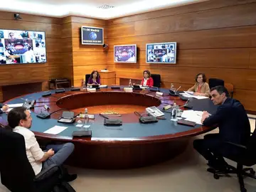 El presidente del Gobierno, Pedro Sánchez (d), preside la reunión del Consejo de Ministros celebrada el pasado viernes en Moncloa. El presidente del Gobierno, Pedro Sánchez (d), preside la reunión del Consejo de Ministros celebrada el pasado viernes en Moncloa.