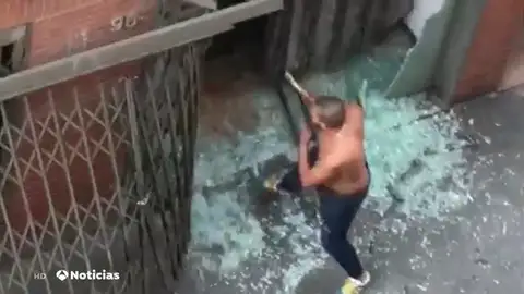 Tres detenidos por atacar con hachas un local okupado en Barcelona aprovechando el confinamiento por coronavirus Tres detenidos por atacar con hachas un local okupado en Barcelona aprovechando el confinamiento por coronavirus