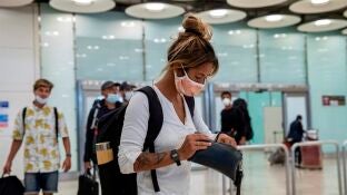Pasajeros con mascarilla a su llegada al Aeropuerto de Barajas (Archivo)