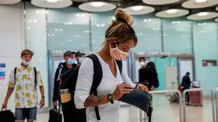 Pasajeros con mascarilla a su llegada al Aeropuerto de Barajas (Archivo) Pasajeros con mascarilla a su llegada al Aeropuerto de Barajas (Archivo)