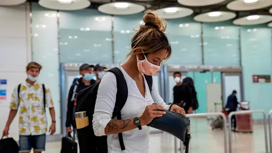 Pasajeros con mascarilla a su llegada al Aeropuerto de Barajas (Archivo) Pasajeros con mascarilla a su llegada al Aeropuerto de Barajas (Archivo)