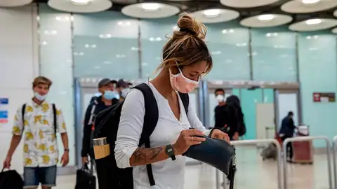 Pasajeros con mascarilla a su llegada al Aeropuerto de Barajas (Archivo) Pasajeros con mascarilla a su llegada al Aeropuerto de Barajas (Archivo)