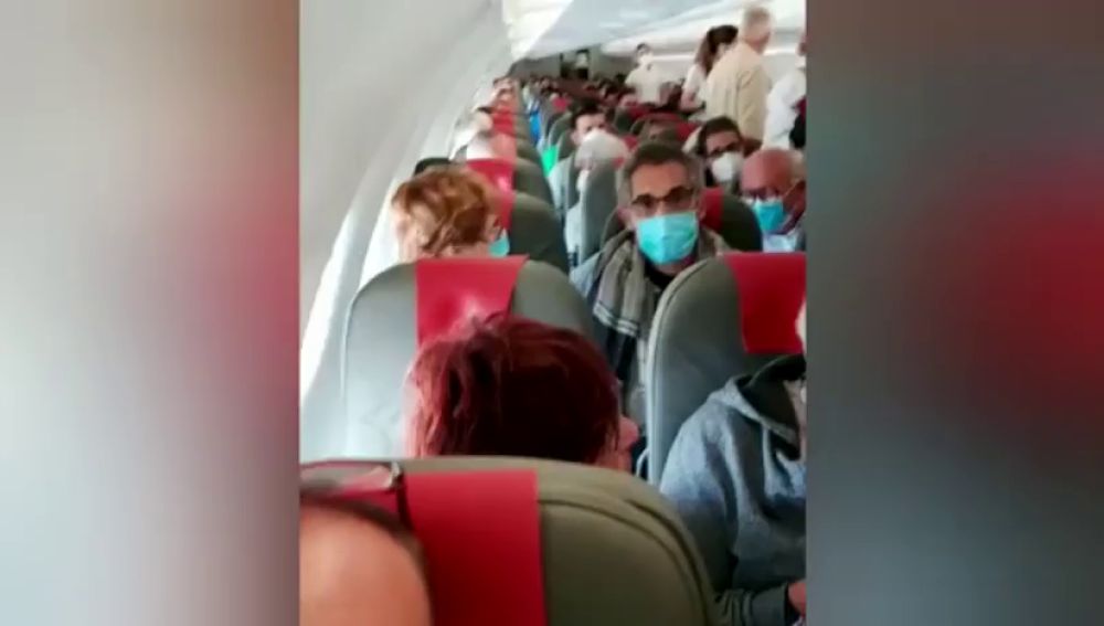 Nuevas quejas en un vuelo de Madrid a París por la falta de distancia de seguridad por el coronavirus