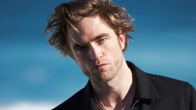 Robert Pattinson, con el traje completo y la máscara de Batman en el nuevo póster de la película