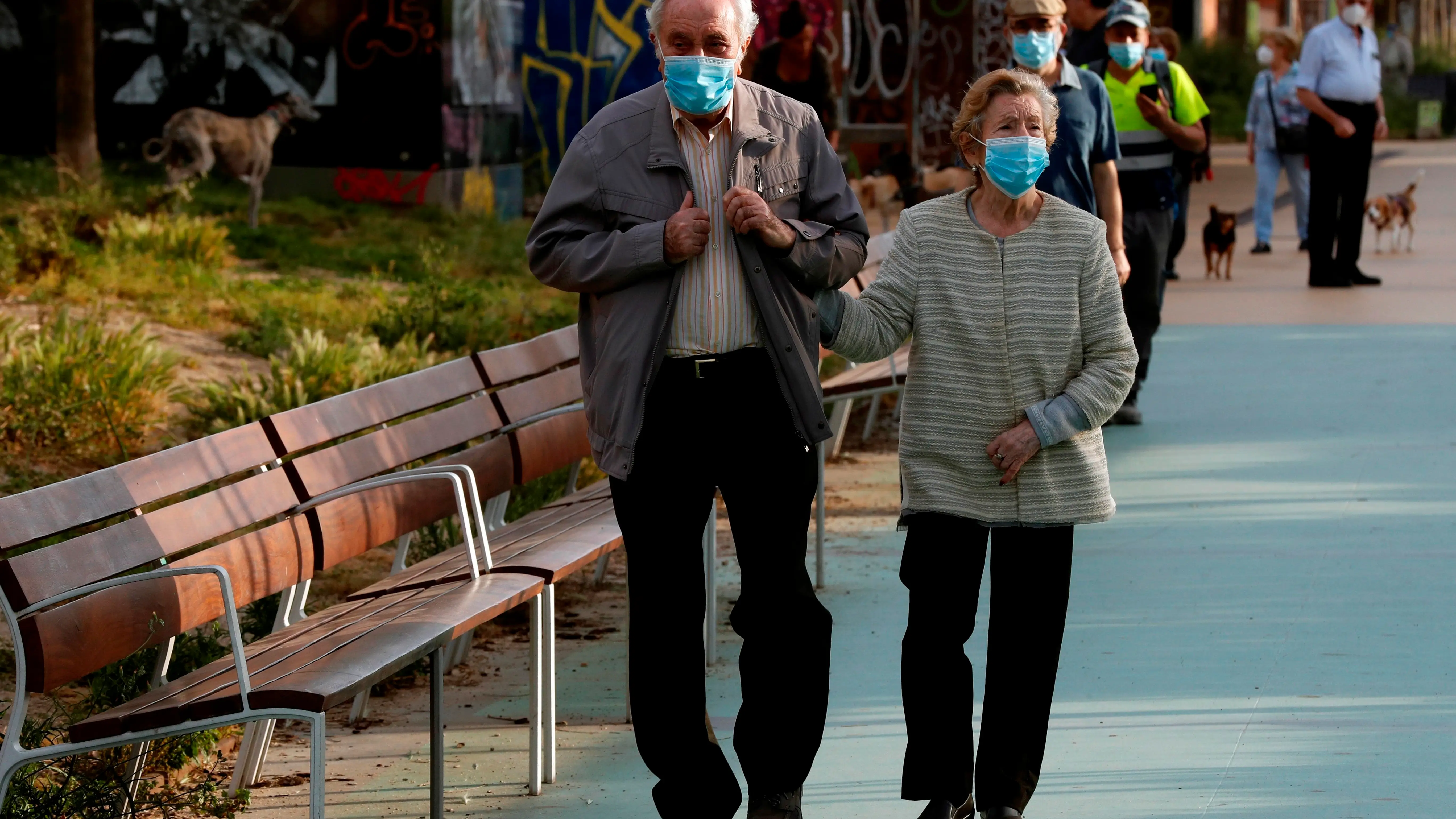 Última hora del coronavirus en España hoy: datos actualizados de casos y muertos y últimas noticias de la fase 1 Dos personas mayores paseando con mascarilla