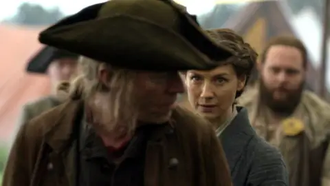 Caitriona Balfe en la temporada 5 de 'Outlander' como Claire Fraser Caitriona Balfe en la temporada 5 de 'Outlander' como Claire Fraser