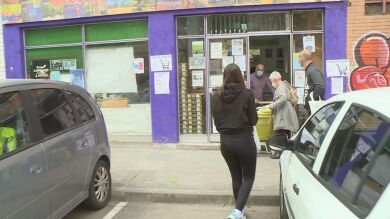 La pobreza por el coronavirus golpea al barrio madrileño de Aluche: Colas para poder comer
