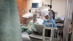 Paciente con coronavirus en Cuidados Intensivos en San Diego, California