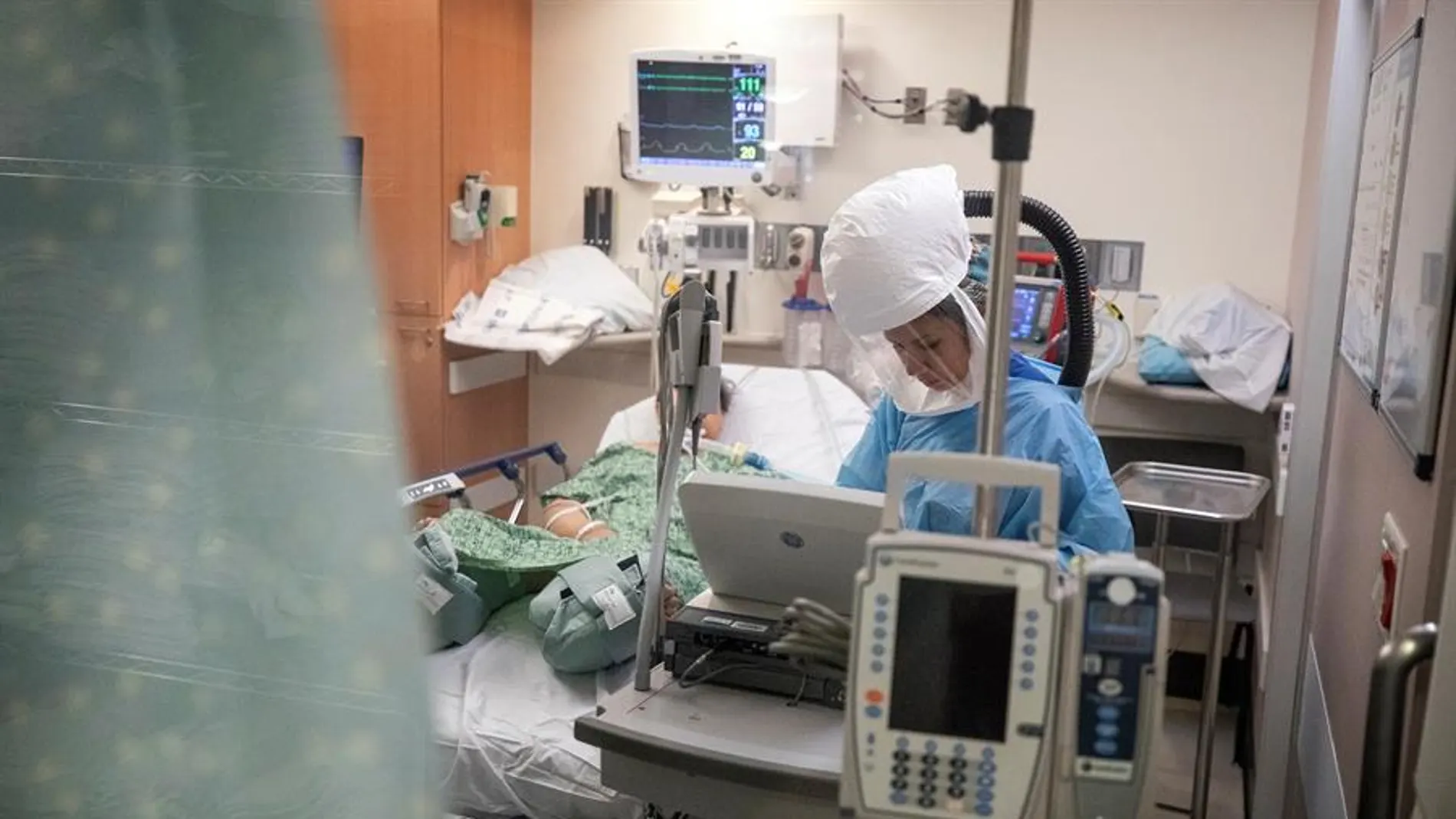 Paciente con coronavirus en cuidados intensivos de un hospital. Paciente con coronavirus en cuidados intensivos de un hospital.