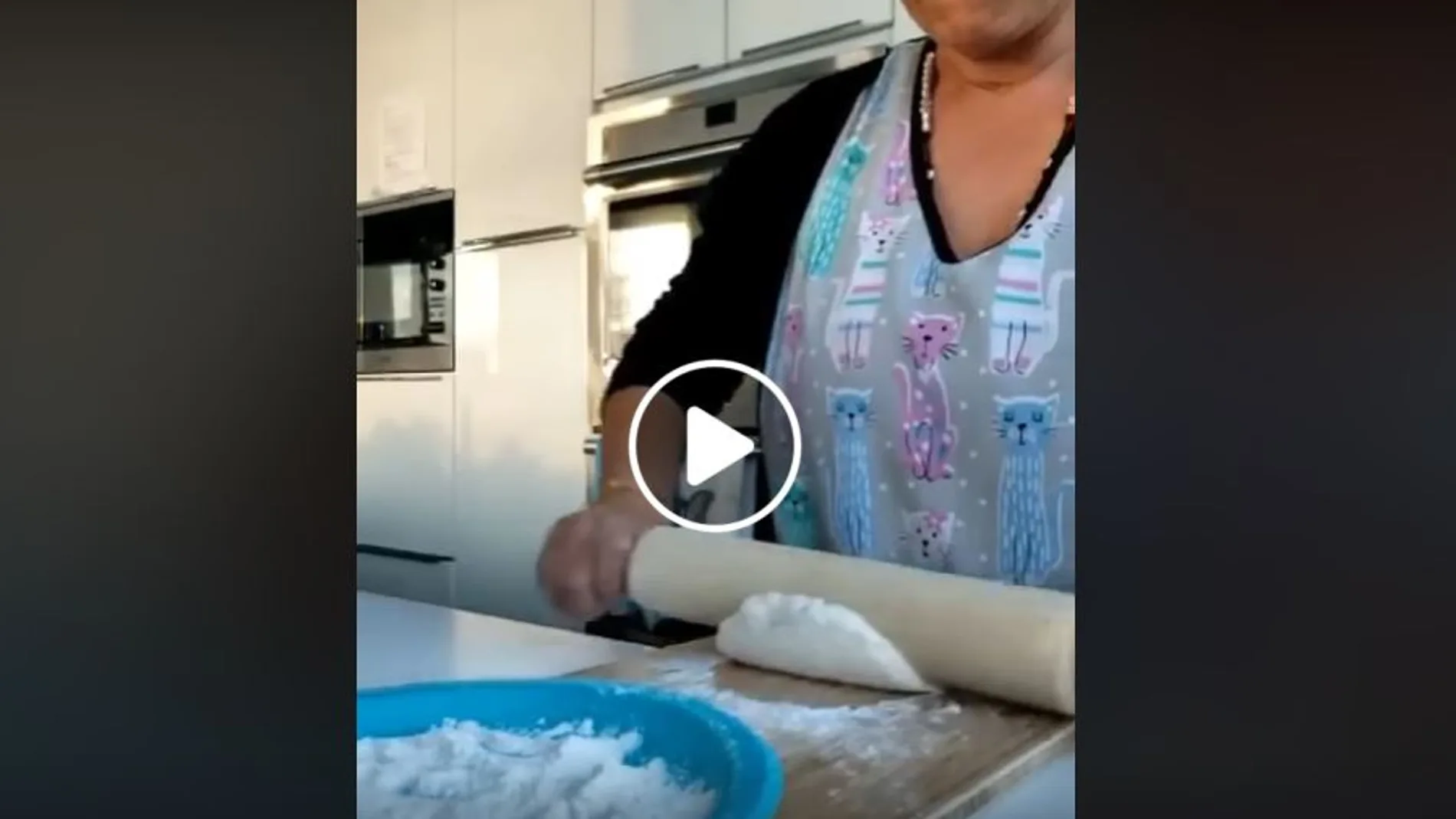 Mujer amasando pan Mujer amasando pan