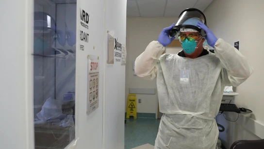 Imagen de un sanitario con EPI Imagen de un sanitario con EPI