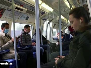 Los británicos vuelven al trabajo y a los parques sin límite horario mientras aumentan los casos de coronavirus