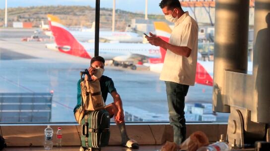 Tutristas en el aeropuerto Adolfo Su&aacute;rez Madrid Barajas, en Madrid.