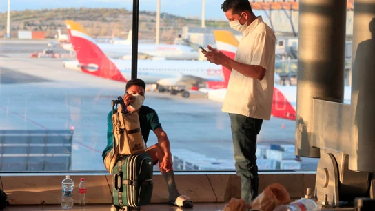 Tutristas en el aeropuerto Adolfo Suárez Madrid Barajas, en Madrid. Tutristas en el aeropuerto Adolfo Suárez Madrid Barajas, en Madrid.